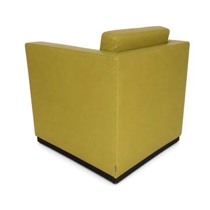 Walter Knoll Ledersessel in Gelb-Grün aus hochwertigem Rindsleder mit modernem, kubischem Design auf dunklem Sockel.