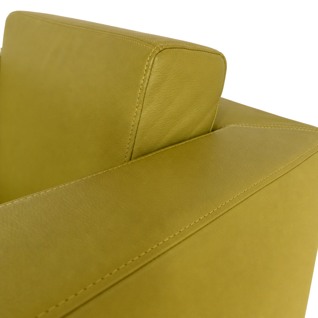 Walter Knoll Ledersessel in grün-gelbem Rindsleder mit markanten Ziernähten und moderner, gepolsterter Armlehne.