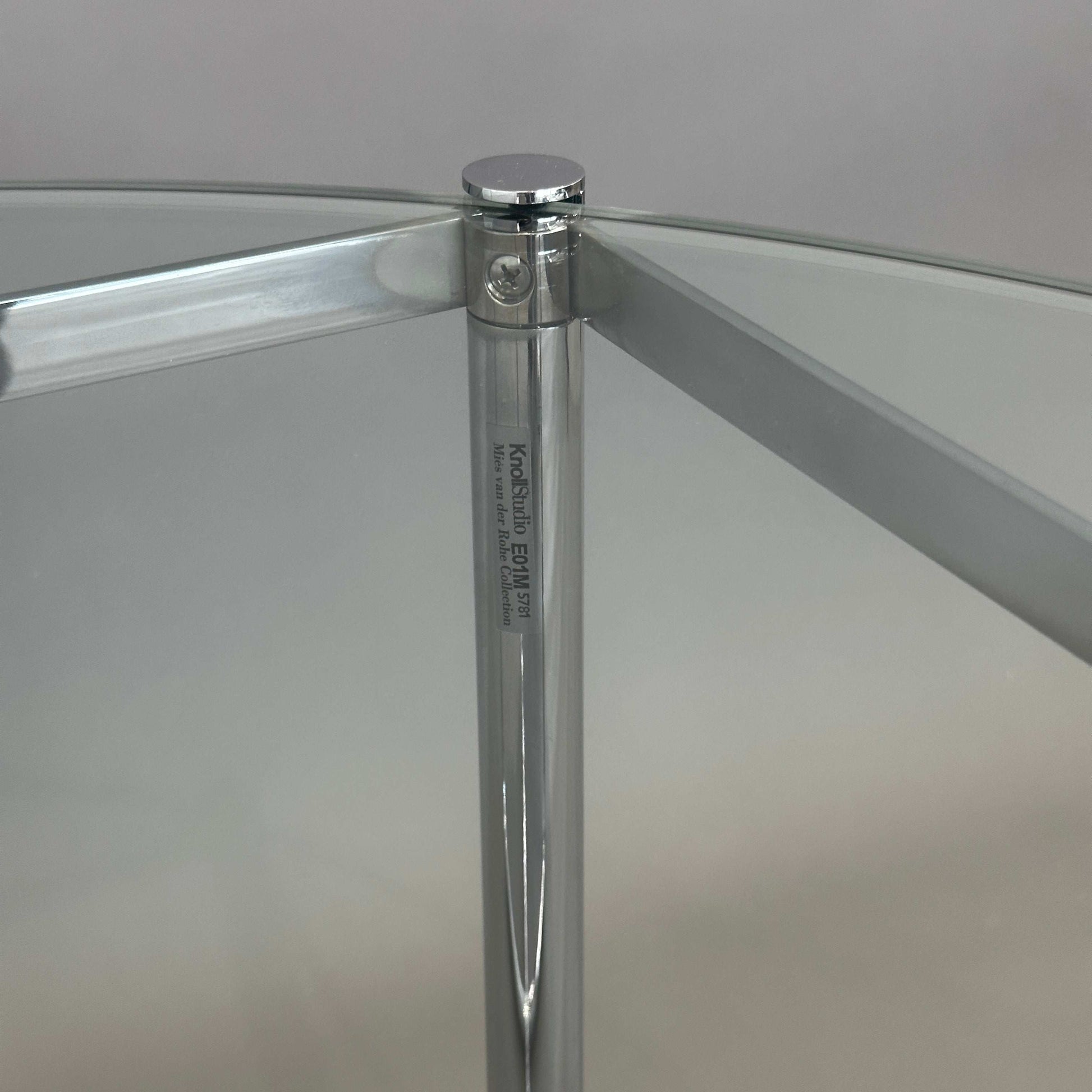 Walter Knoll MR Couchtisch mit chromglänzendem Edelstahlgestell und Glasplatte, designed von Ludwig Mies van der Rohe