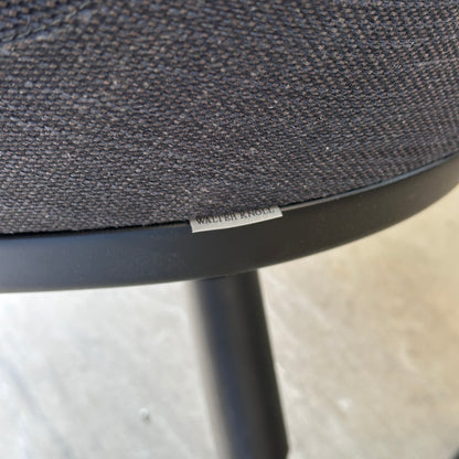 Walter Knoll Sheru chAIR 1447 mit anthrazitgrauem Polstersitz und schwarzem Fußkreuz.