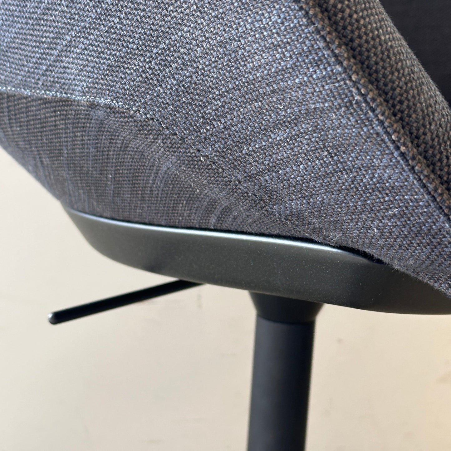 Walter Knoll Sheru chAIR 1447 mit anthrazitgrauem Polstersitz und schwarzem Fußkreuz.