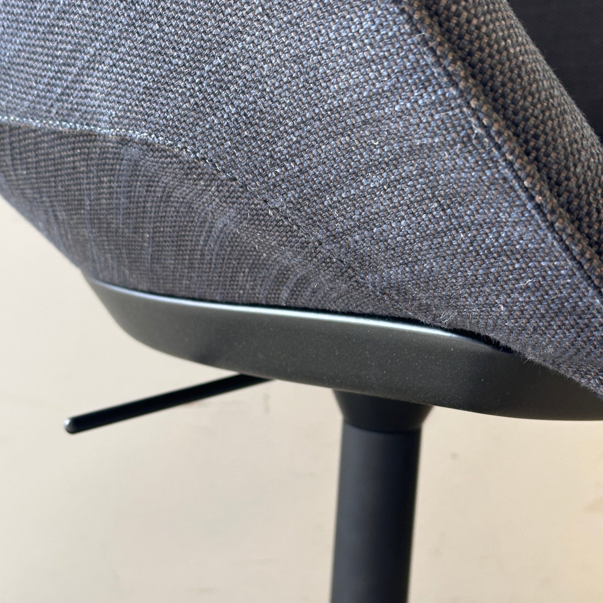 Walter Knoll Sheru chAIR 1447 mit anthrazitgrauem Polstersitz und schwarzem Fußkreuz.