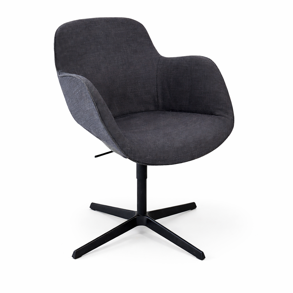 Walter Knoll Sheru chAIR 1447 in anthrazitgrauem Polster mit schwarzem Fußkreuz.
