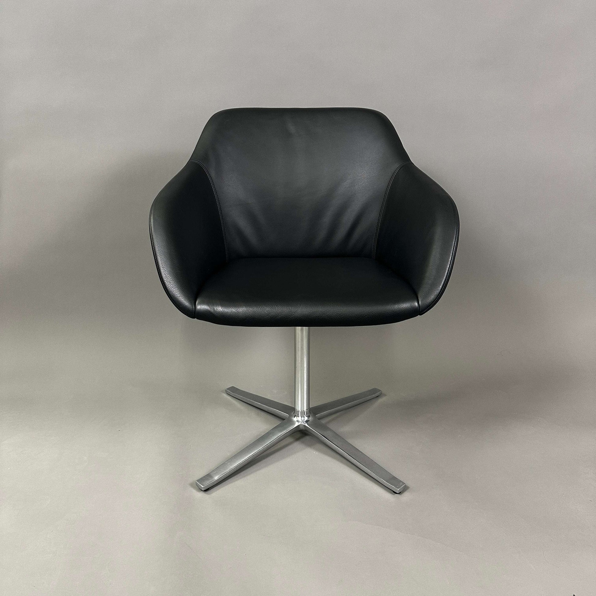 Walter Knoll Turtle Chair schwarzer Lederstuhl mit Aluminiumgestell und Kunststofffüßen, modernes Design von Pearson Lloyd