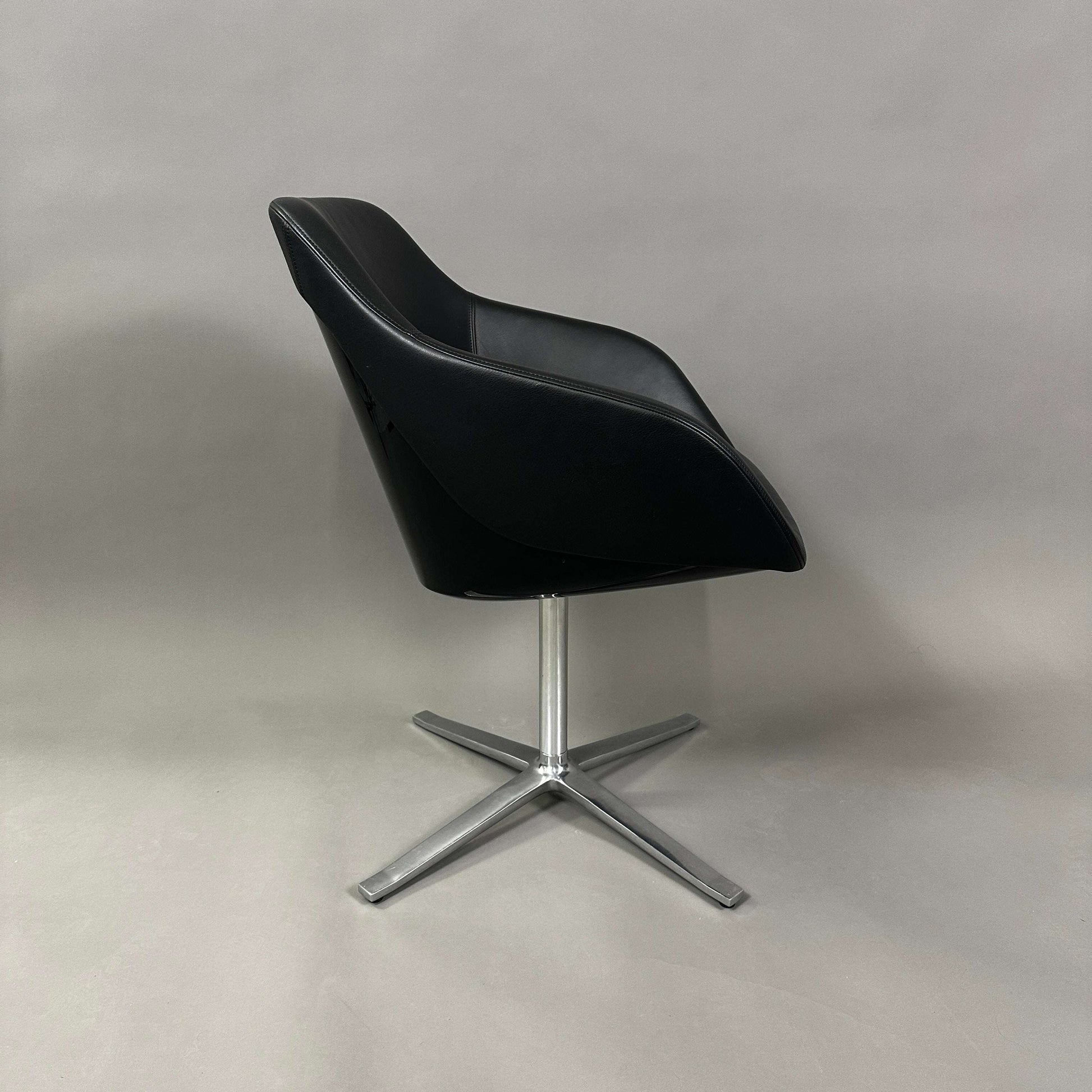 Walter Knoll Turtle Chair schwarzer Lederstuhl mit Aluminiumgestell und modernem Design von Pearson Lloyd