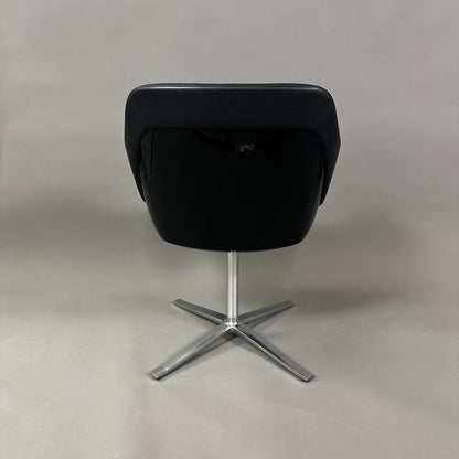 Walter Knoll Turtle Chair in schwarzem Leder mit Aluminiumgestell von hinten fotografiert