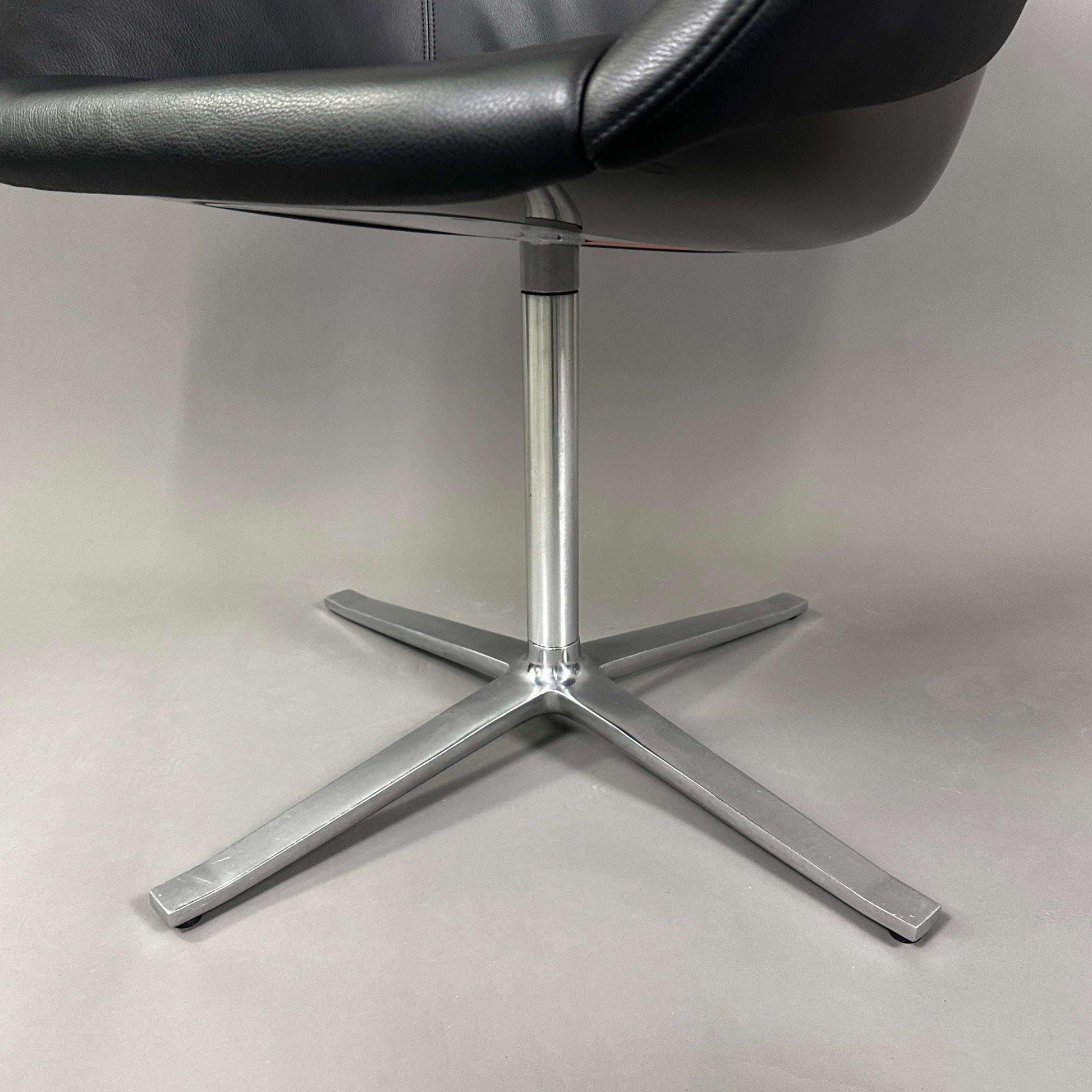Walter Knoll Turtle Chair schwarzer Lederstuhl mit Aluminiumgestell matt und schwarzem Kunststofffuß