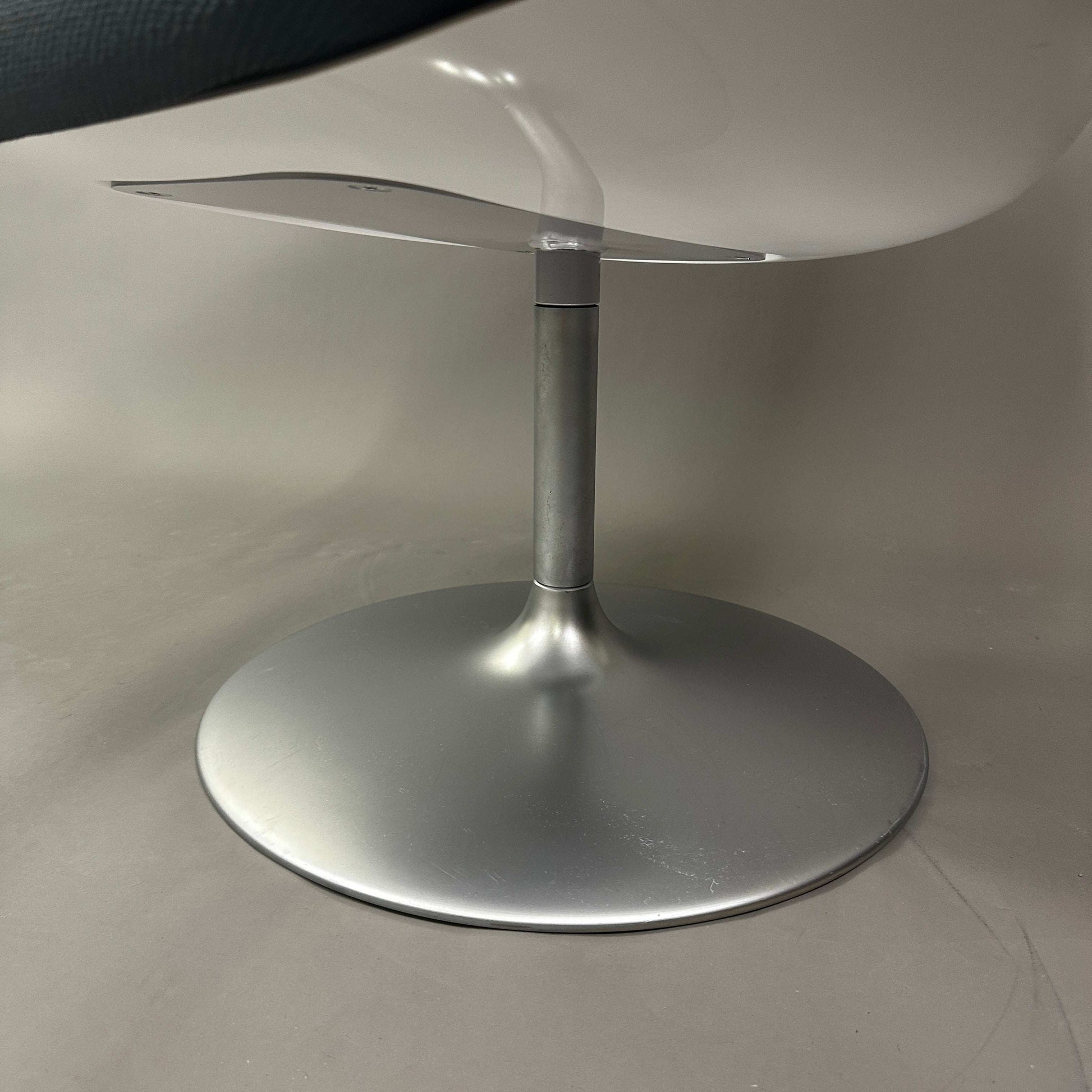 Walter Knoll Turtle Lounge Chair Aluminium Rundfuß silber schwarz weiß Stoffbezug Pearson Lloyd Design