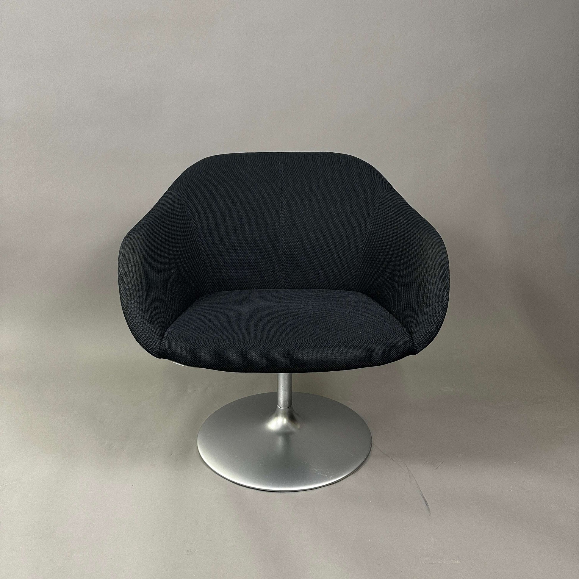 Walter Knoll Turtle Lounge Chair schwarzer Stoff mit weißem Aluminium-Rundfuß von Pearson Lloyd Designer
