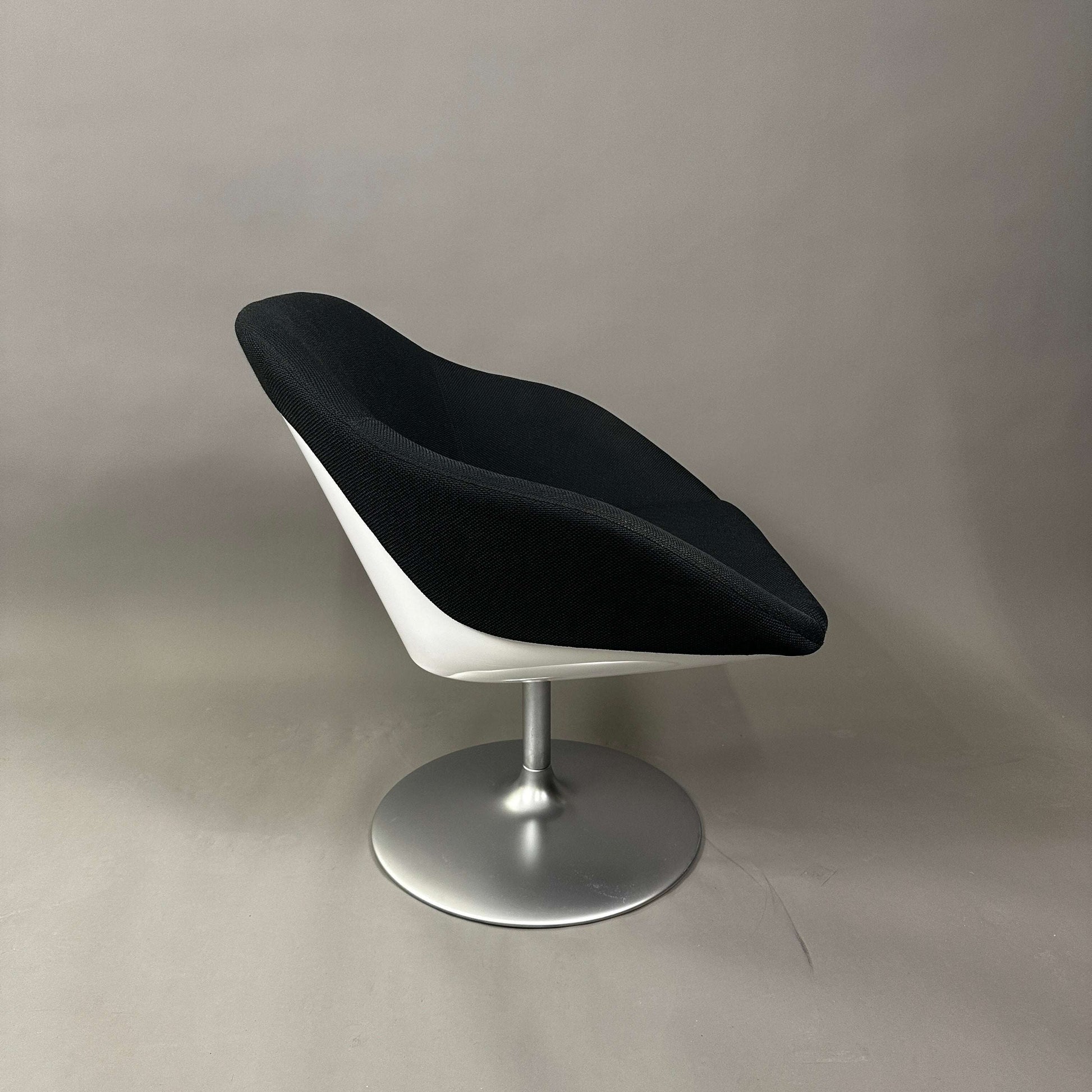 Walter Knoll Turtle Lounge Chair schwarz mit Aluminium Rundfuß und weißem Kunststoffgestell
