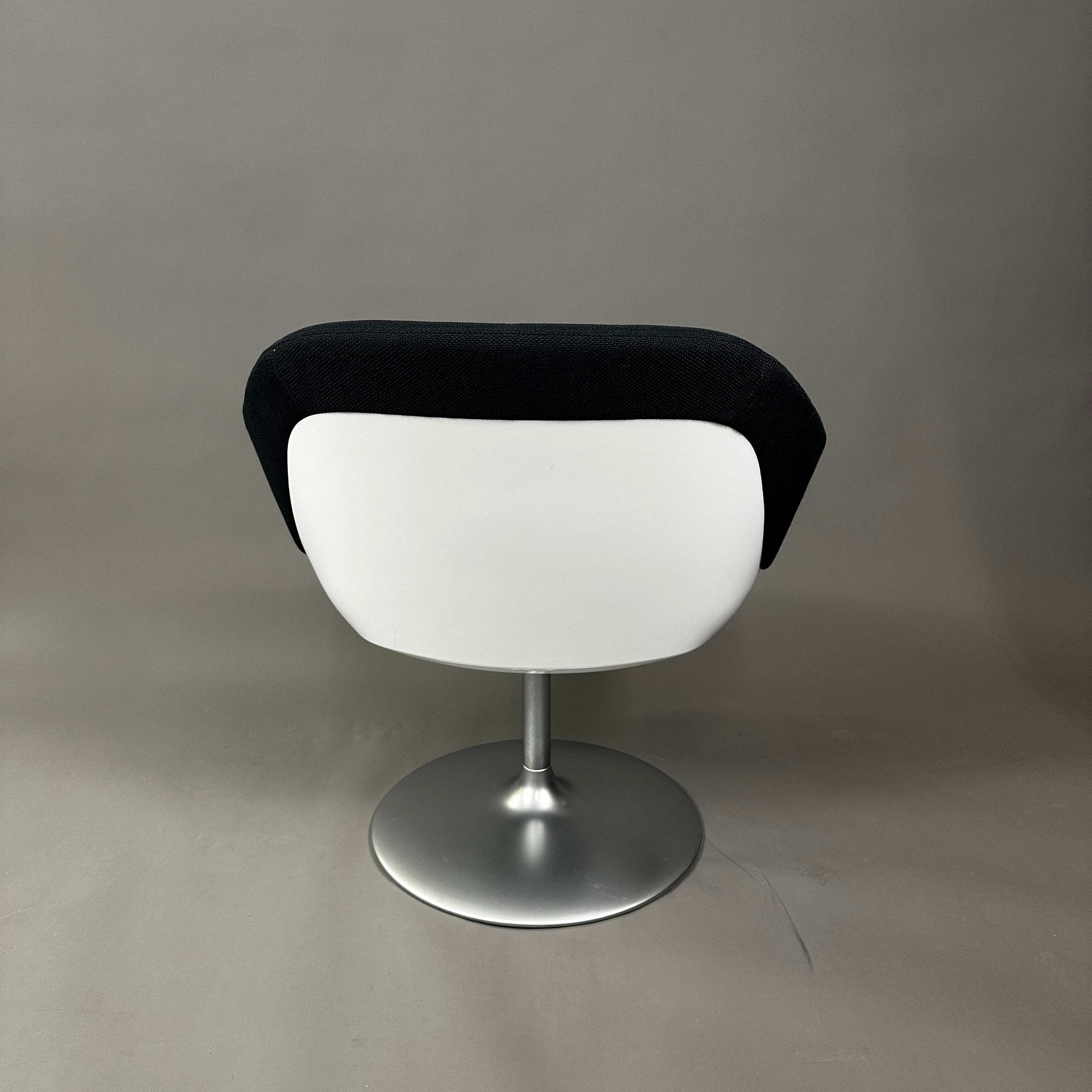 Walter Knoll Turtle Lounge Chair in Schwarzweiß mit Aluminium-Rundfuß und Stoffbezug, modernes Design von Pearson Lloyd