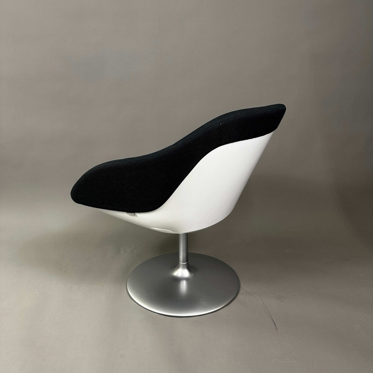 Walter Knoll Turtle Lounge Chair schwarz mit weißem Kunststoffgestell und Aluminium Rundfuß