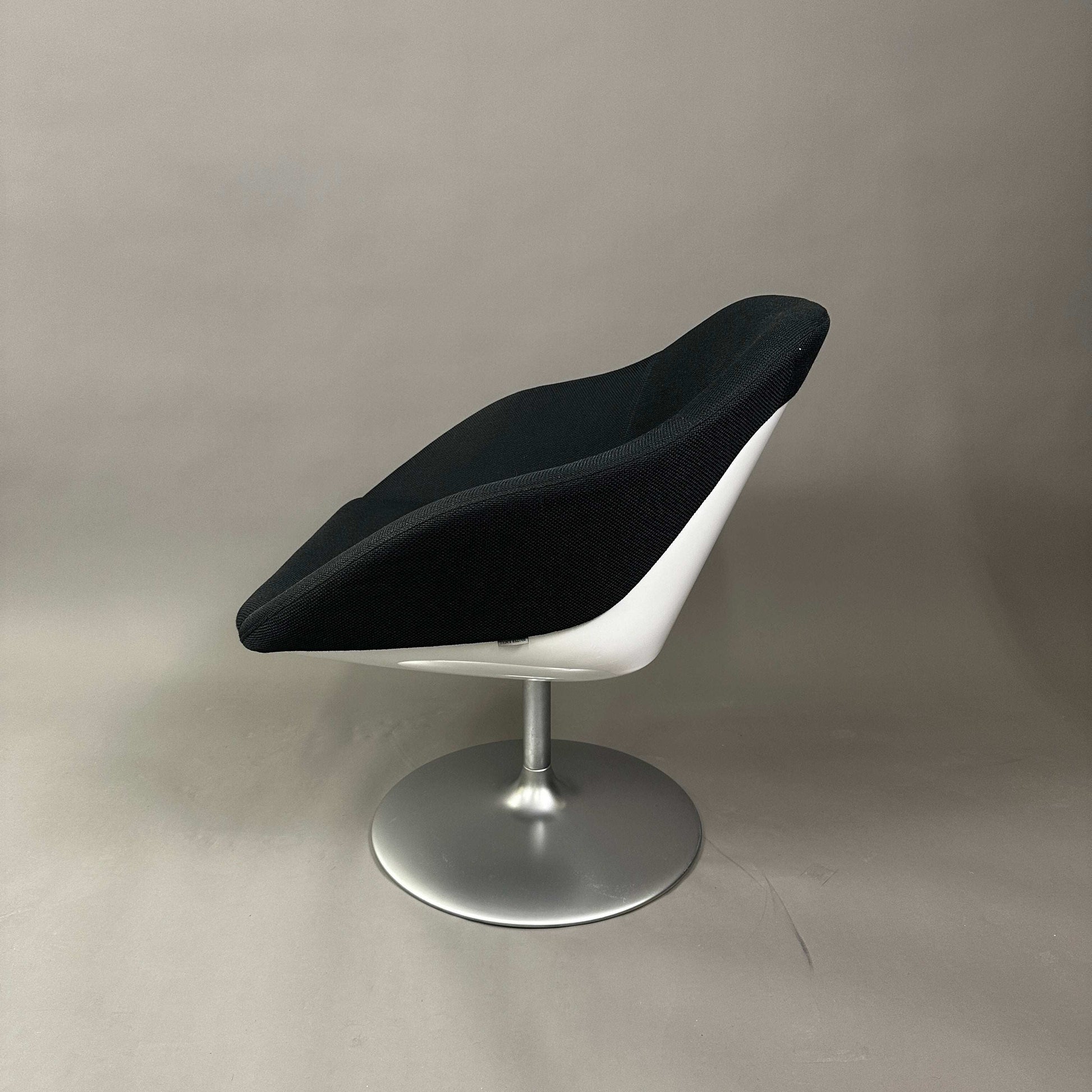 Walter Knoll Turtle Lounge Chair schwarzer Stoff mit weißem Kunststoffunterbau und Aluminiumrundfuß
