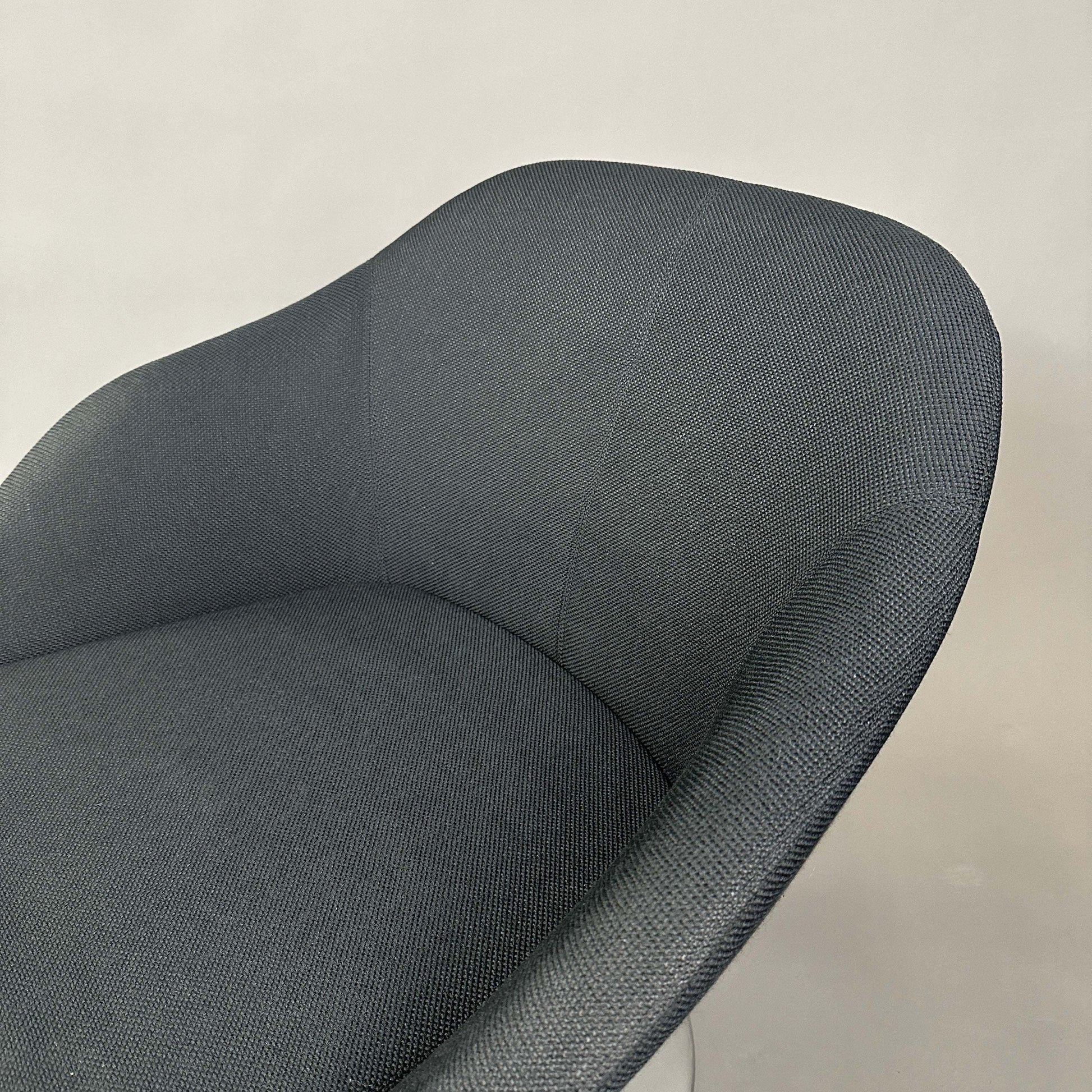 Walter Knoll Turtle Lounge Chair schwarzer Stoff mit Alu Rundfuß und weißem Kunststoffgestell Designer Pearson Lloyd