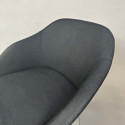Walter Knoll Turtle Lounge Chair schwarzer Stoff mit Alu Rundfuß und weißem Kunststoffgestell Designer Pearson Lloyd