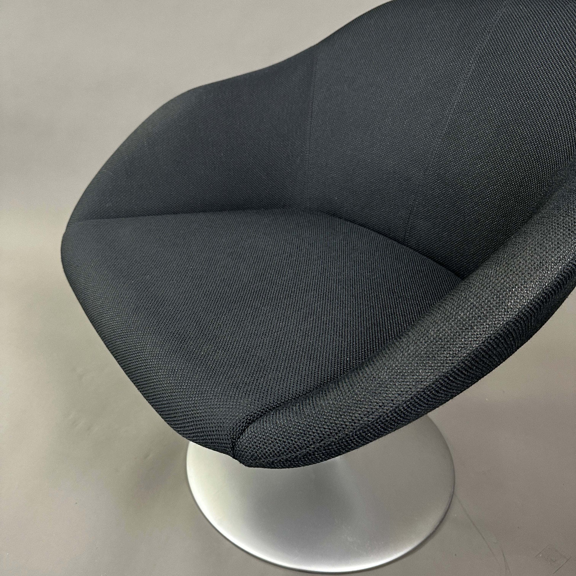 Walter Knoll Turtle Lounge Chair mit schwarzem Stoffbezug und weißem Aluminium-Rundfuß