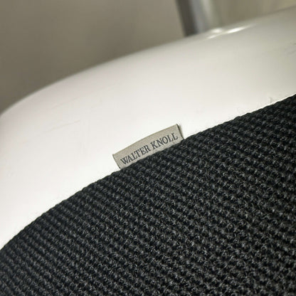 Nahaufnahme des Walter Knoll Turtle Lounge Chair mit schwarzem Stoffbezug und weißem Aluminium-Rundfußgestell