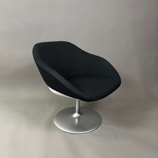 Walter Knoll Turtle Lounge Chair mit schwarzem Stoffbezug und weißem Aluminium-Rundfuß