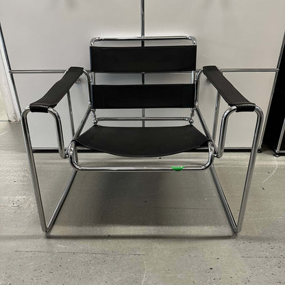 Wassily Knoll Sessel replica with black leather upholstery and chrome frame