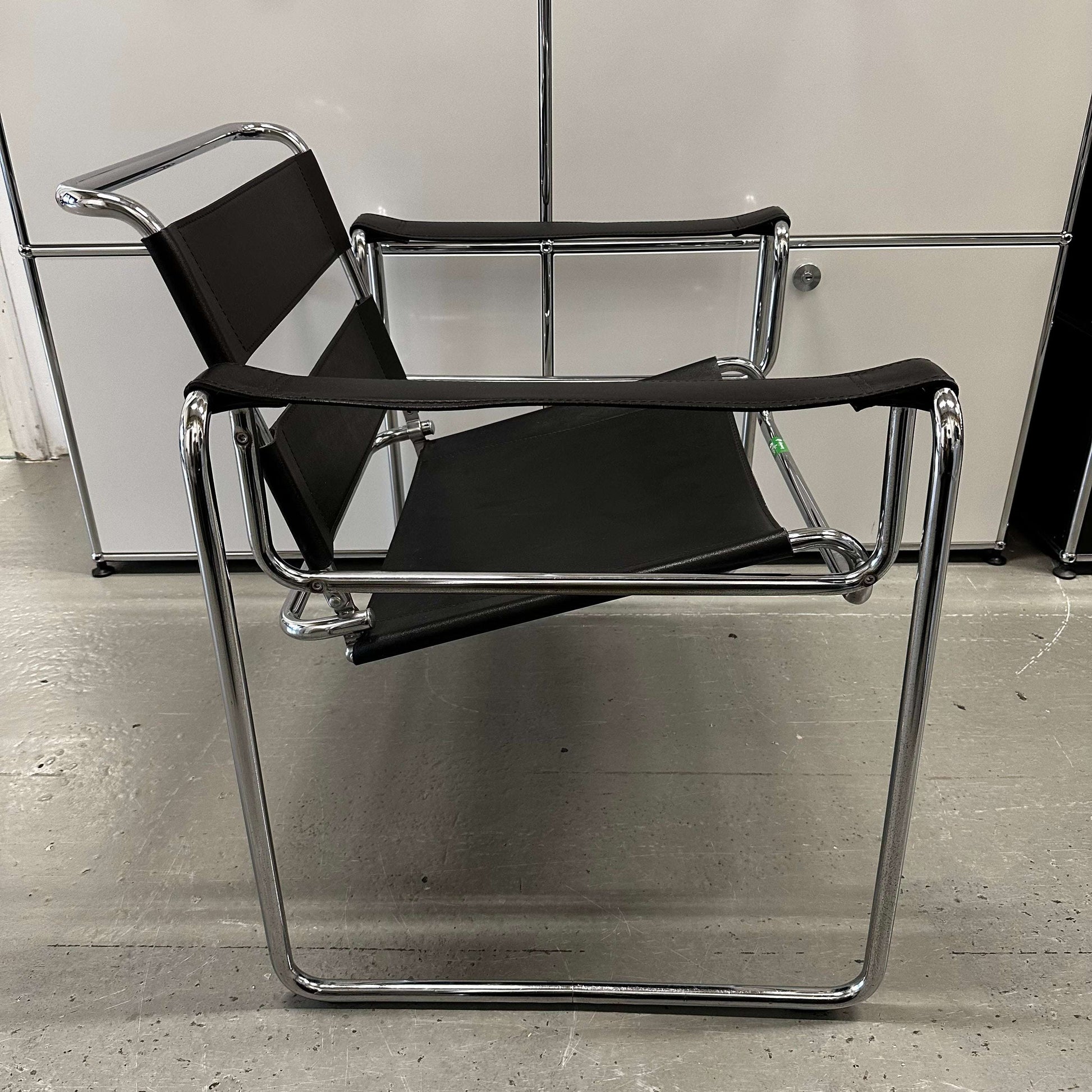 Black leather Wassily/Knoll Sessel replica chair with chrome frame in modern setting