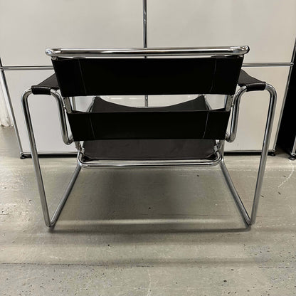 Wassily Knoll Sessel replica chair with black leather seat and chrome frame view from front