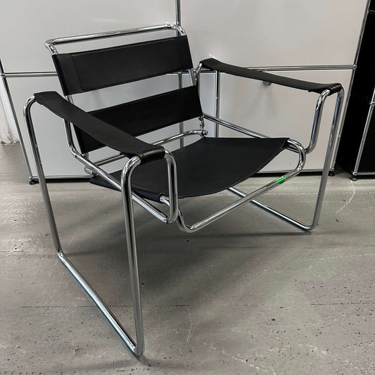 Black leather Wassily/Knoll Sessel replica chair with chrome frame and modern design