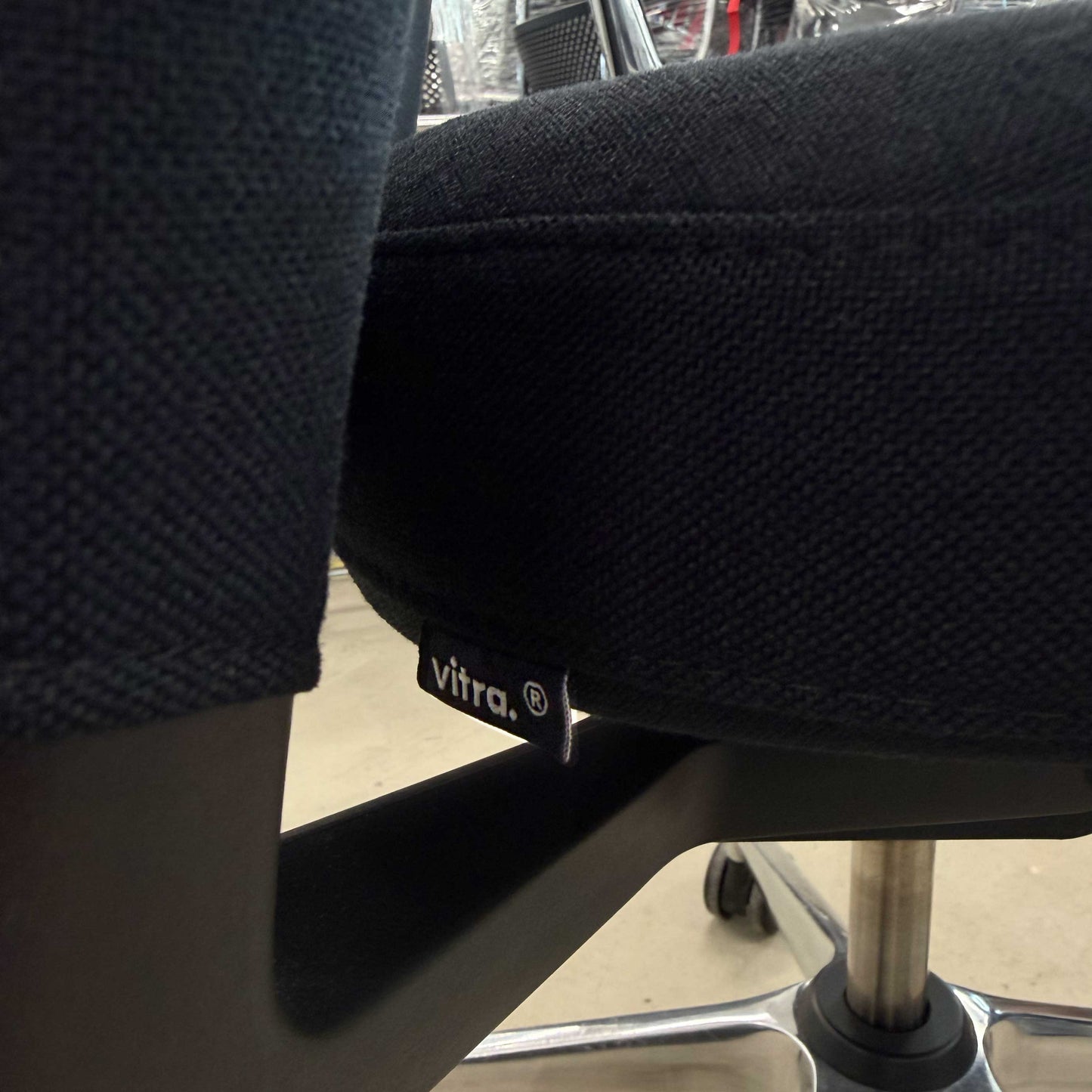 Vitra ID Trim schwarz Ringarmlehne