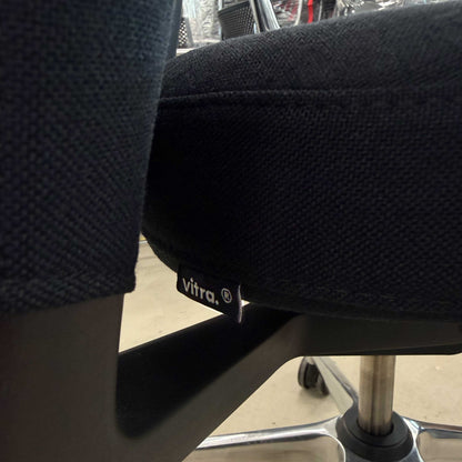 Vitra ID Trim L mit Kopfstütze schwarz Ringarmlehne