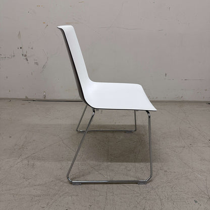 Wiesner-Hager Nooi Kufenstuhl stapelbar in weiß mit Chromgestell, minimalistisches Design
