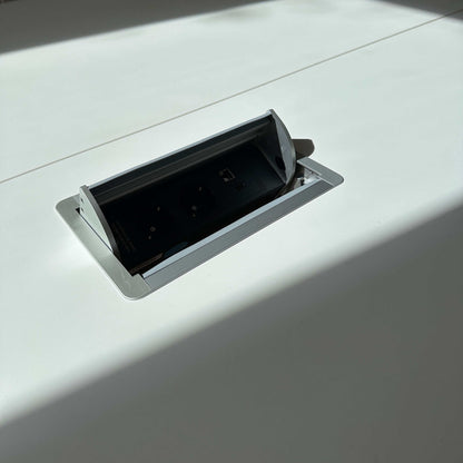 Wiesner-Hager Yuno Stapeltisch weiße Fenix Tischplatte mit integrierter Elektrifizierung Steckdosen LAN HDMI chrom Rahmen
