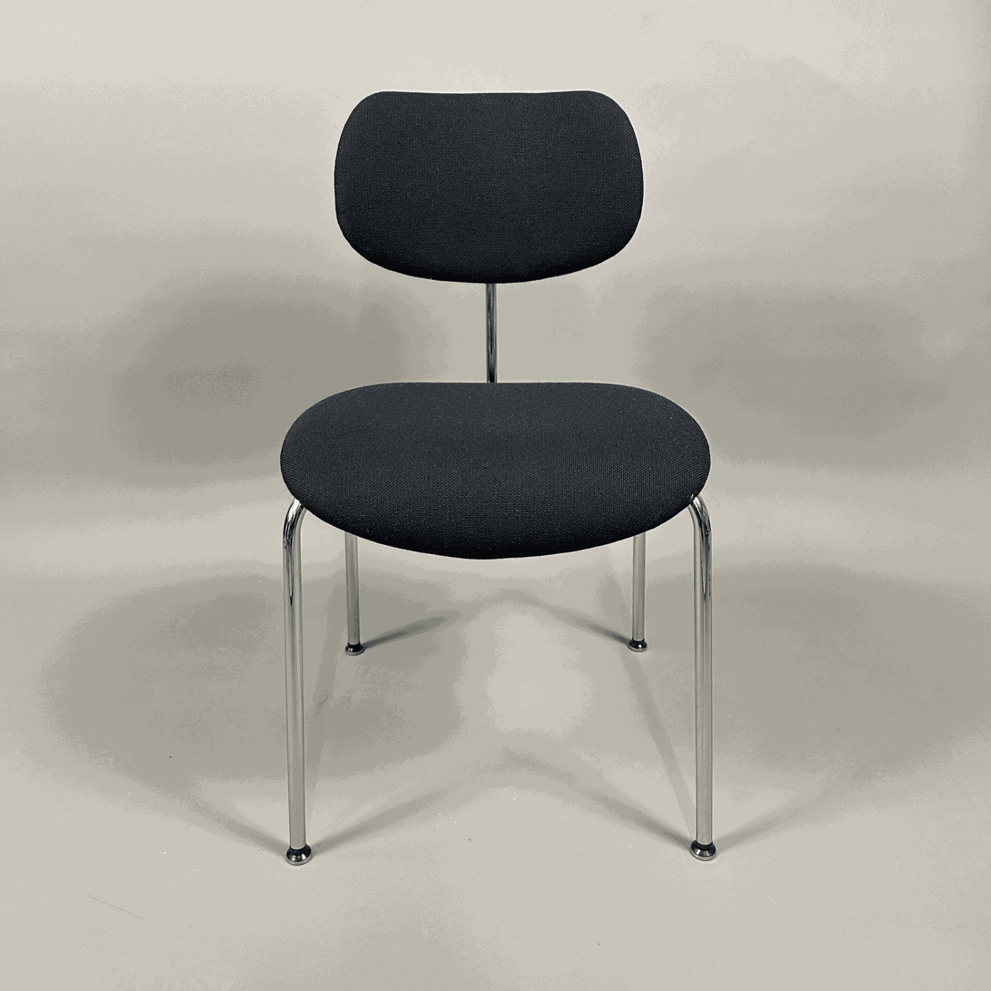 Wilde & Spieth Stapelstuhl SE68SU mit schwarzer Polsterung und Chromgestell, Design Egon Eiermann, stapelbar