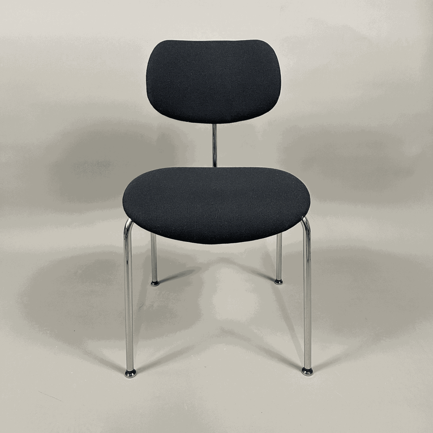 Wilde & Spieth Stapelstuhl SE68SU mit schwarzer Polsterung und Chromgestell, Design Egon Eiermann, stapelbar