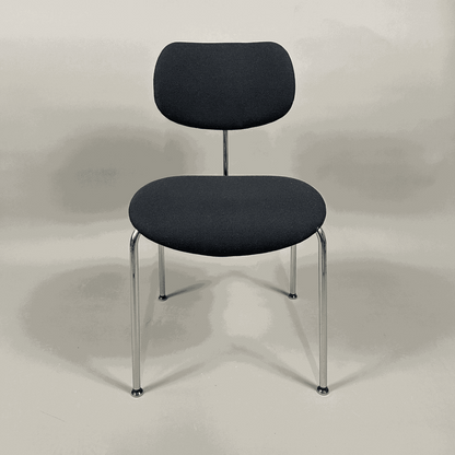 Wilde & Spieth Stapelstuhl SE68SU mit schwarzer Polsterung und Chromgestell, Design Egon Eiermann, stapelbar