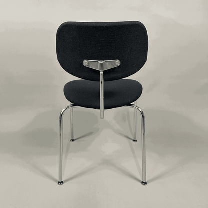 Wilde & Spieth Stapelstuhl SE68SU mit schwarzer Polsterung und Chromgestell von Egon Eiermann, Designklassiker von 1951.