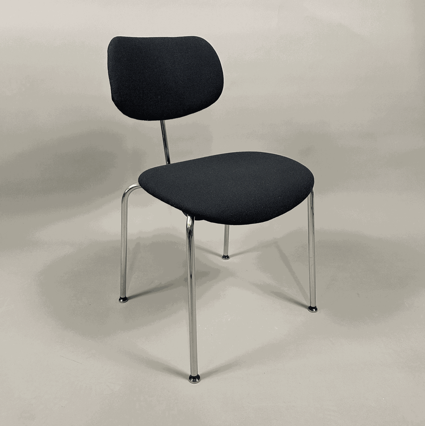 Wilde & Spieth Stapelstuhl SE68SU mit schwarzer Polsterung und Chromgestell, Design Egon Eiermann, stapelbar und modern