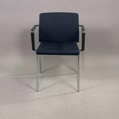 Wilkhahn 361/6 Stapelstuhl mit schwarzem Stoffbezug und Chrombeinen, moderner Schreibtischstuhl mit Armlehnen