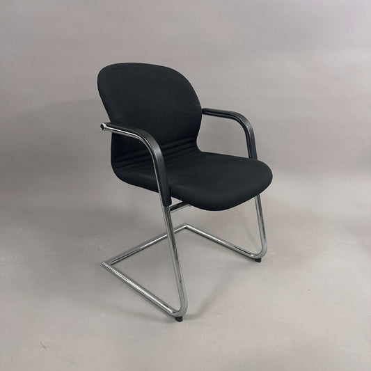 Wilkhahn Besprechungsstuhl Freischwinger FS212/5 mit schwarzem Stoffbezug, schwarzer Kunststoffrückenlehne und chromfarbenem Gestell