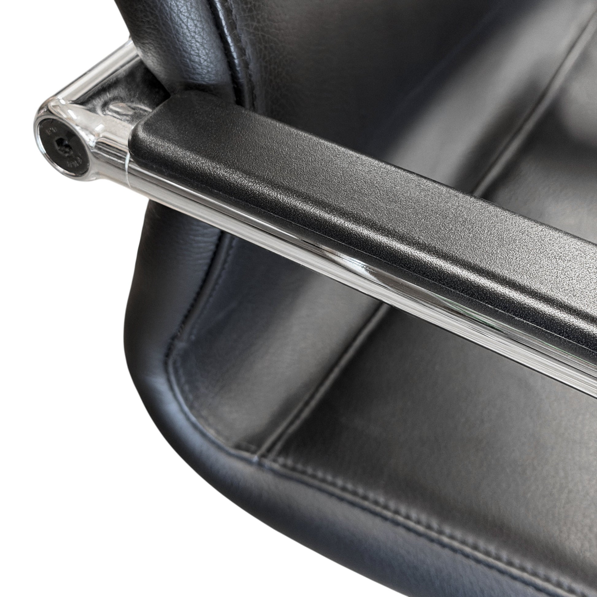 Wilkhahn Besprechungsstuhl 212/51 aus schwarzem Leder mit verchromten Armlehnen.