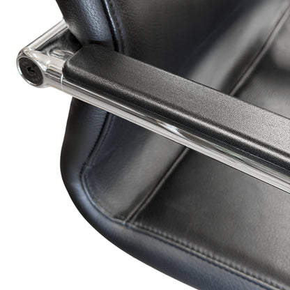 Wilkhahn Besprechungsstuhl 212/51 aus schwarzem Leder mit verchromten Armlehnen.