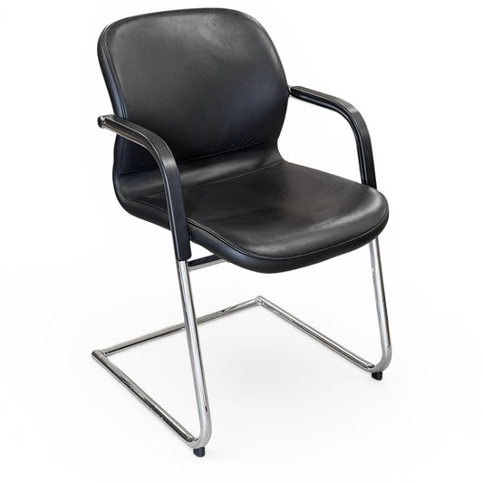 Wilkhahn Besprechungsstuhl Model 212/51, schwarzes Leder, verchromtes Freischwinger-Gestell.