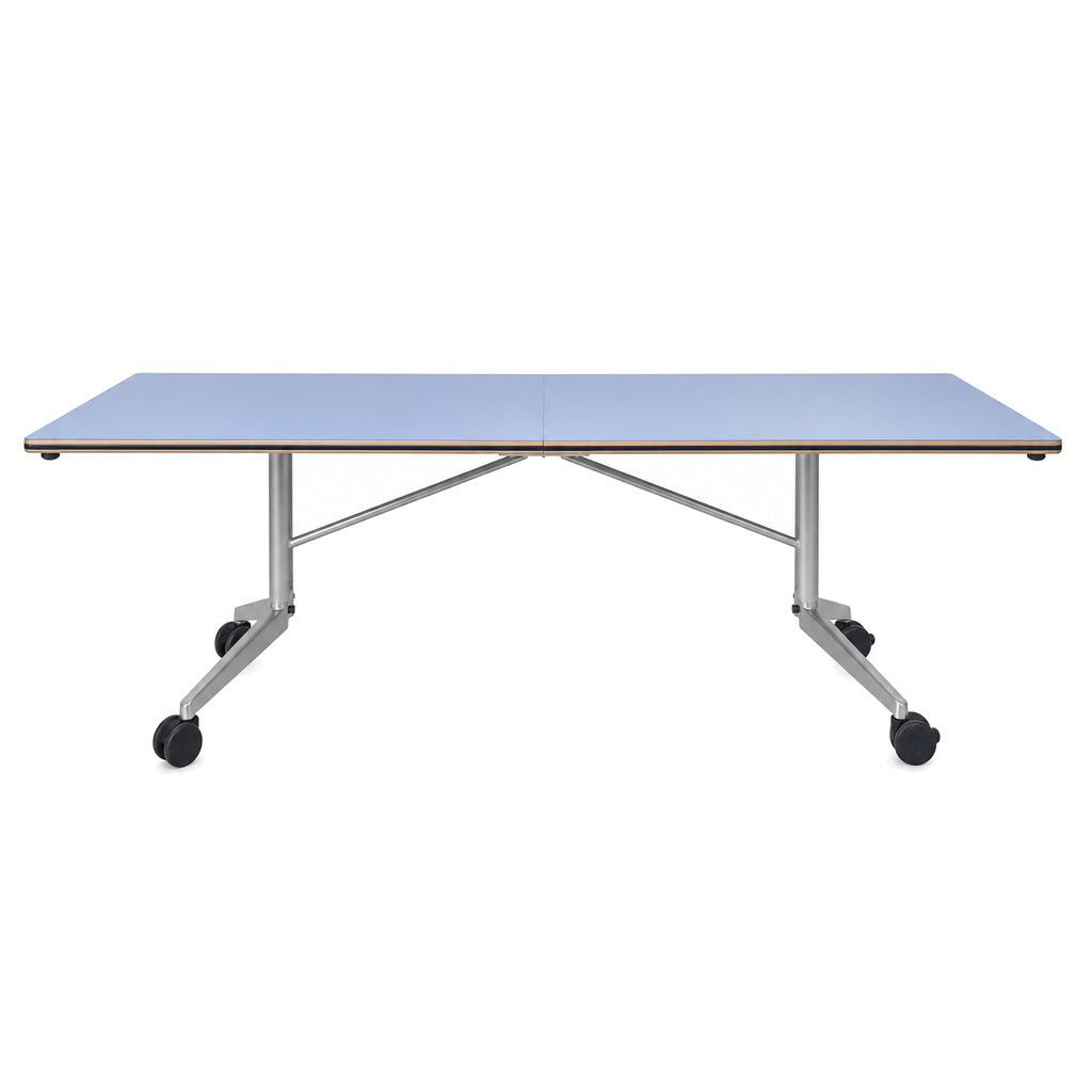 Wilkhahn Confair Falttisch 200x90cm mit hellblauer Tischplatte, klappbarem Metallgestell und Rollen auf weißem Hintergrund.
