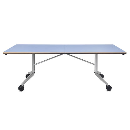 Wilkhahn Confair Falttisch 200x90cm mit hellblauer Tischplatte, klappbarem Metallgestell und Rollen auf weißem Hintergrund.