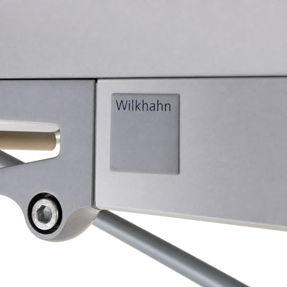 Grauer Wilkhahn Confair Falttisch mit Metallrahmen, sichtbarem Logo-Emblem und hochwertiger technischer Konstruktion.