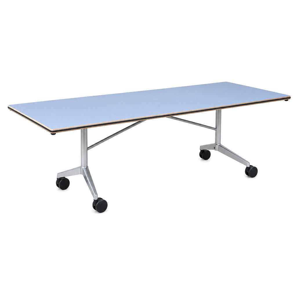 Wilkhahn Confair Falttisch 200x90cm mit hellblauer Tischplatte, silbernem Metallgestell und schwarzen Rollen.