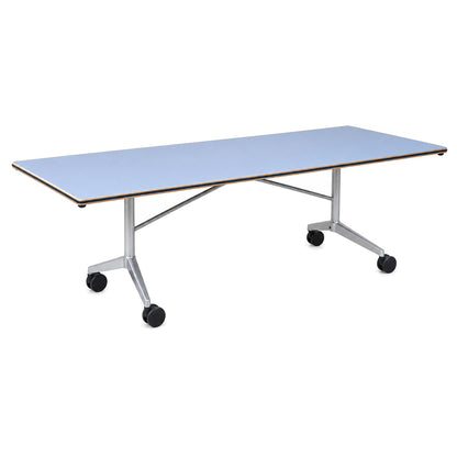 Wilkhahn Confair Falttisch 200x90cm mit hellblauer Tischplatte, silbernem Metallgestell und schwarzen Rollen.