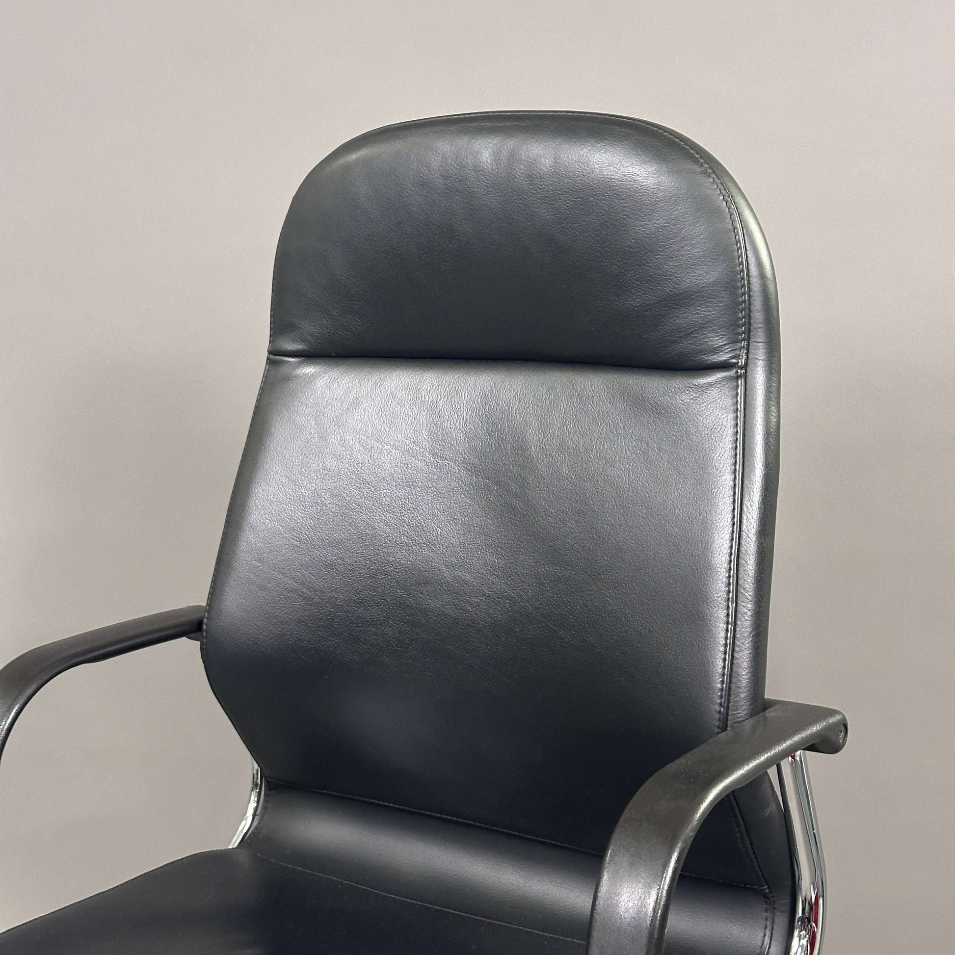 Wilkhahn FS 213/8 Bürostuhl aus schwarzem Leder mit hohem Rücken und chromfarbenem Fußkreuz