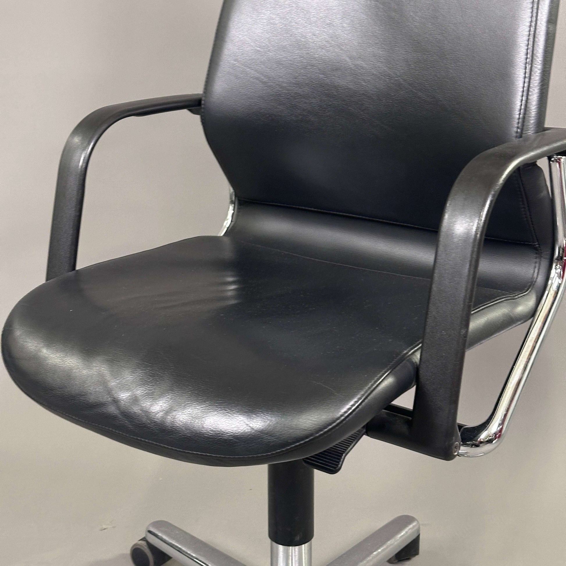 Wilkhahn FS 213/8 Bürostuhl aus schwarzem Leder mit höhenverstellbarer Rückenlehne und Chromfußkreuz
