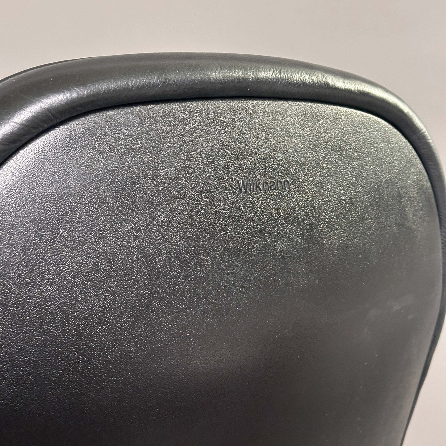 Wilkhahn FS 213/8 Bürostuhl Rückenlehne aus schwarzem Leder mit Markenlogo