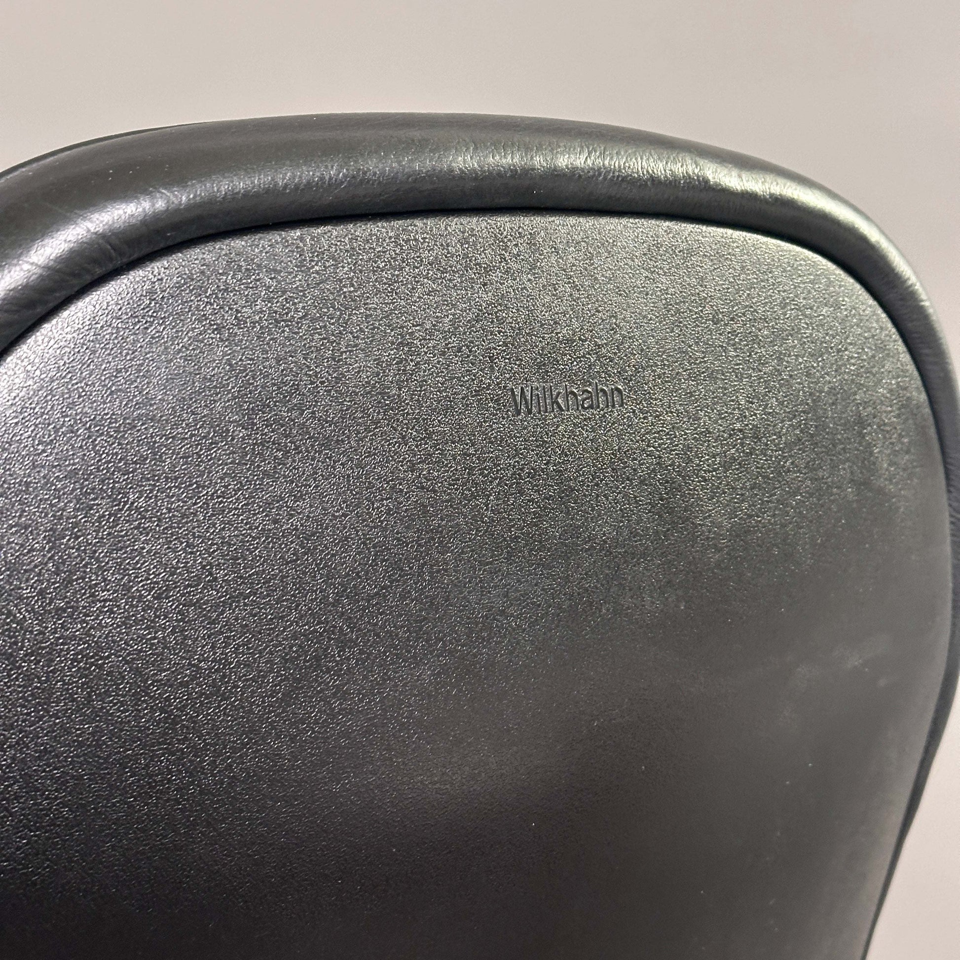 Wilkhahn FS 213/8 Bürostuhl Rückenlehne aus schwarzem Leder mit Markenlogo