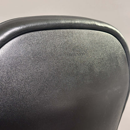 Wilkhahn FS 213/8 Bürostuhl Rückenlehne aus schwarzem Leder mit Markenlogo